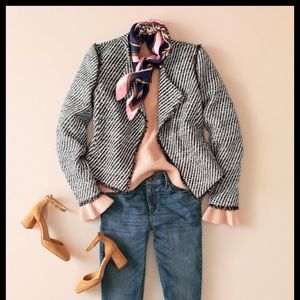 🎉HP🎊❤️Ann Taylor fringe trim blazer.